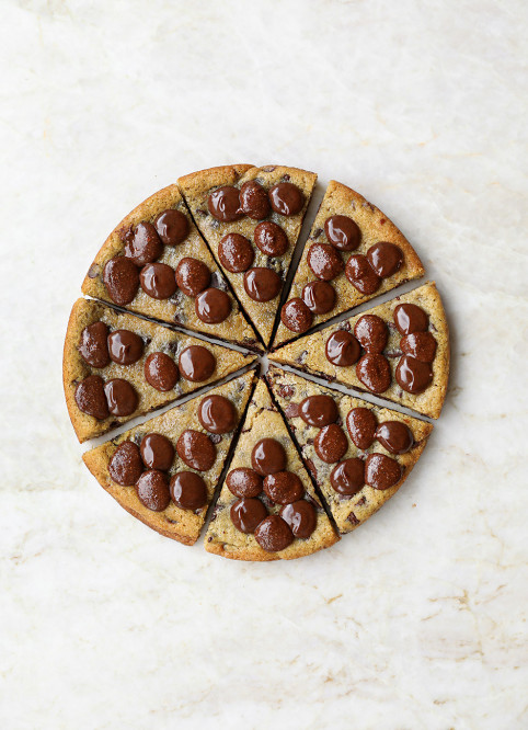 Chocolate Cookie-Pizza